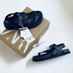 EUC Zara Leather Thong Sandals Sz 12.5 black