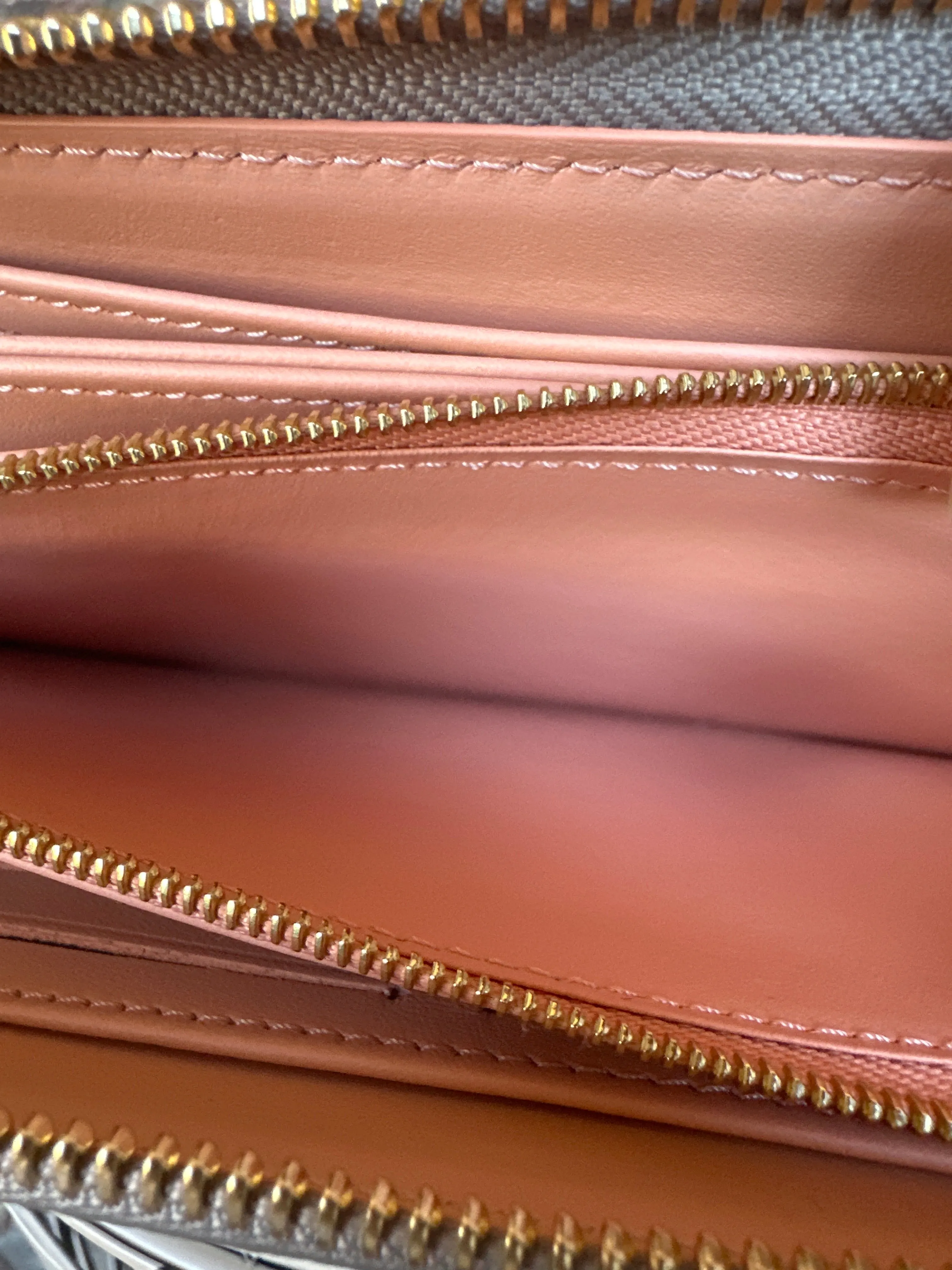 Louis Vuitton Zippy Wallet Flight Mode Mahina Leather 92134