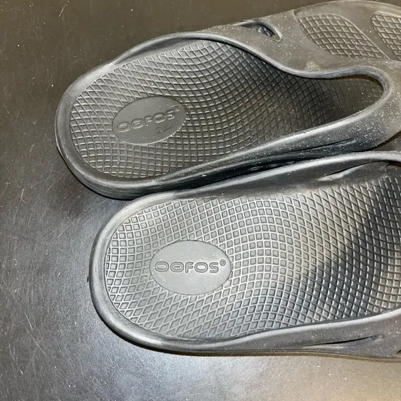 Oofos Unisex Thong Flipflops size M10/F12